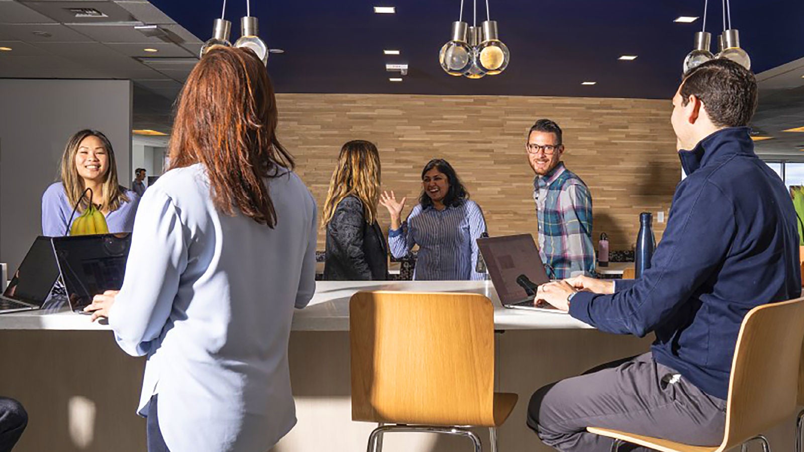 Des collègues au bureau