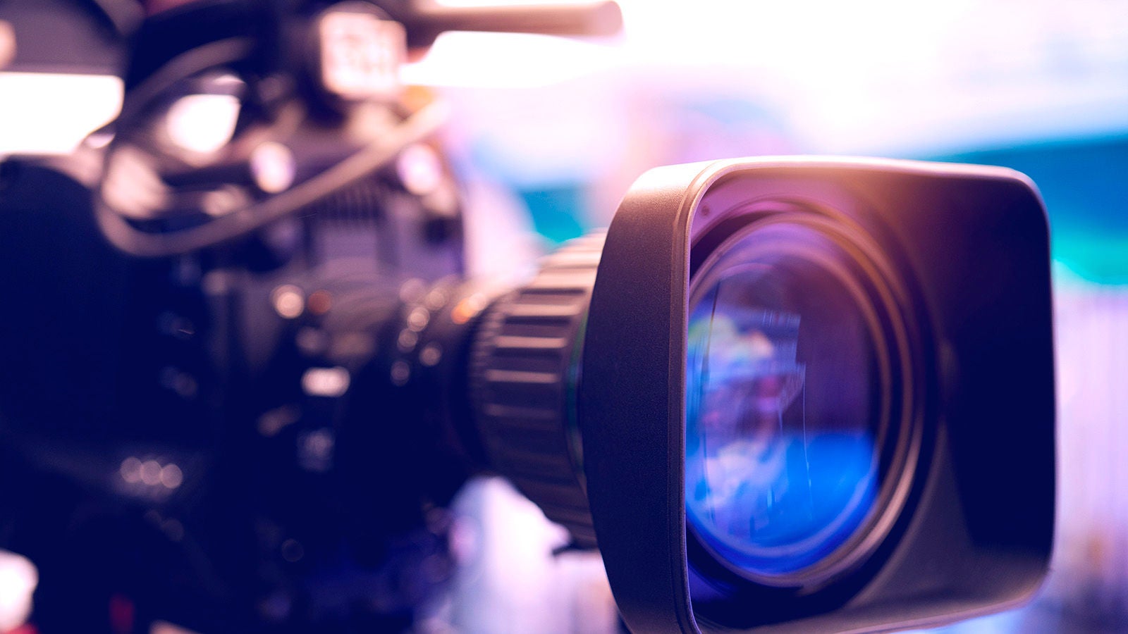 Homme travaillant dans une machine/un ordinateur