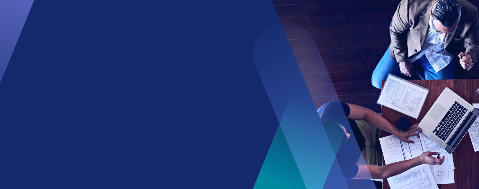  Image aérienne de deux personnes qui travaillent ensemble à une table 