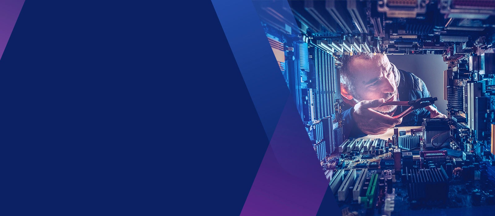 プライヤーを持ってコンピューターの内部の作業する人