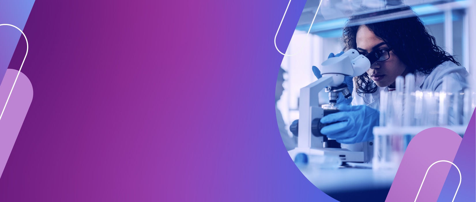 要旨: 顕微鏡を覗く女性