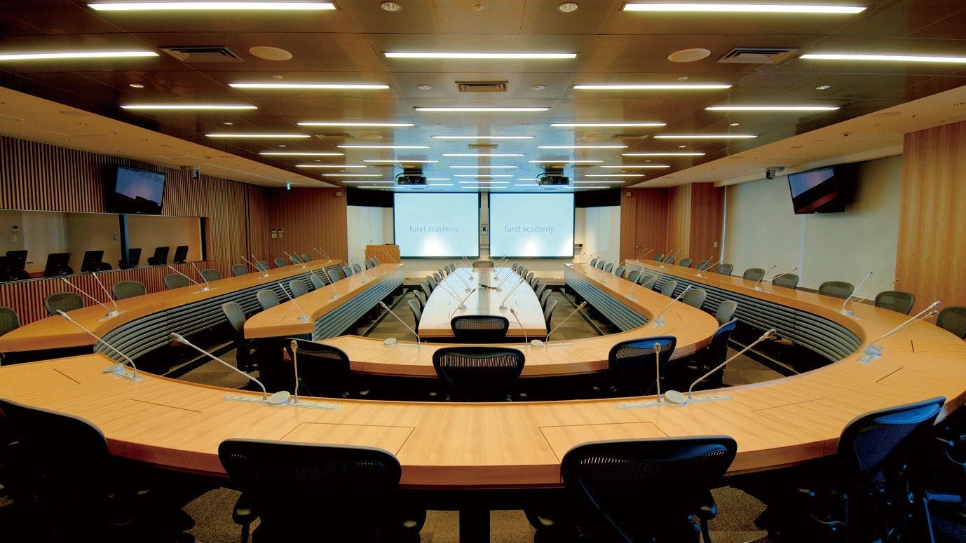 最新設備を備えた円形レイアウトの会議室