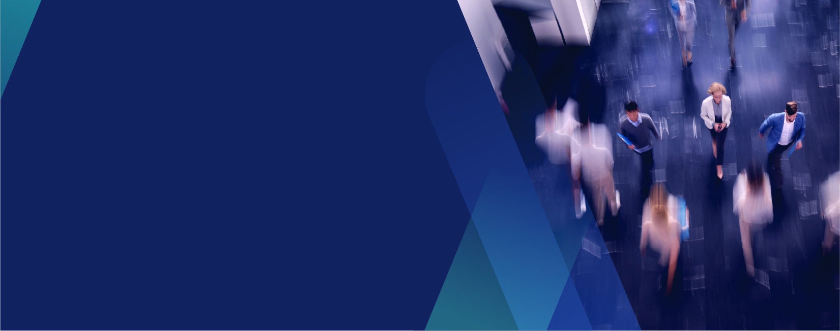 Collègues qui passent rapidement dans un bureau 