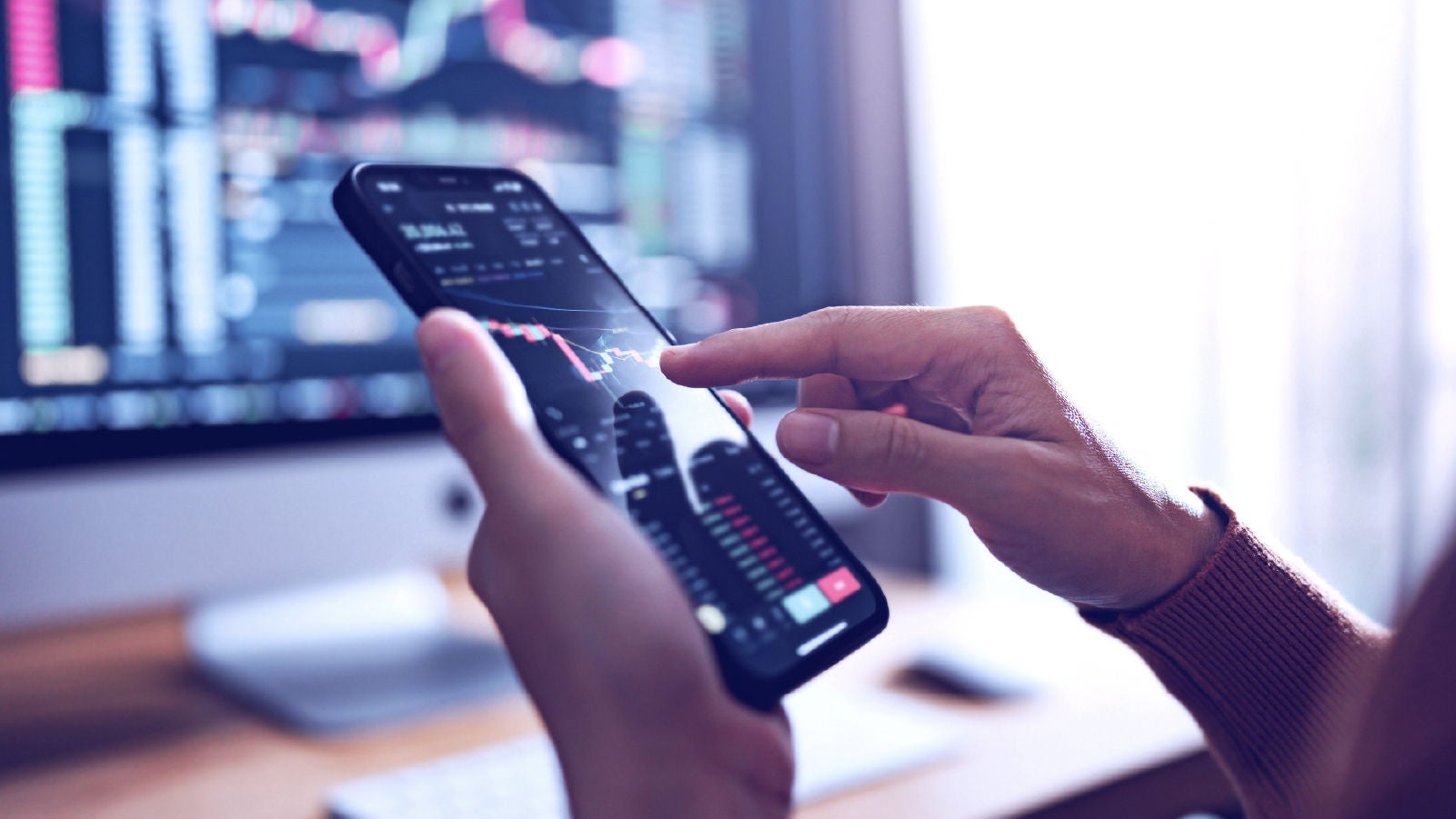 Personne tenant un téléphone portable avec les métriques du rapport affichées