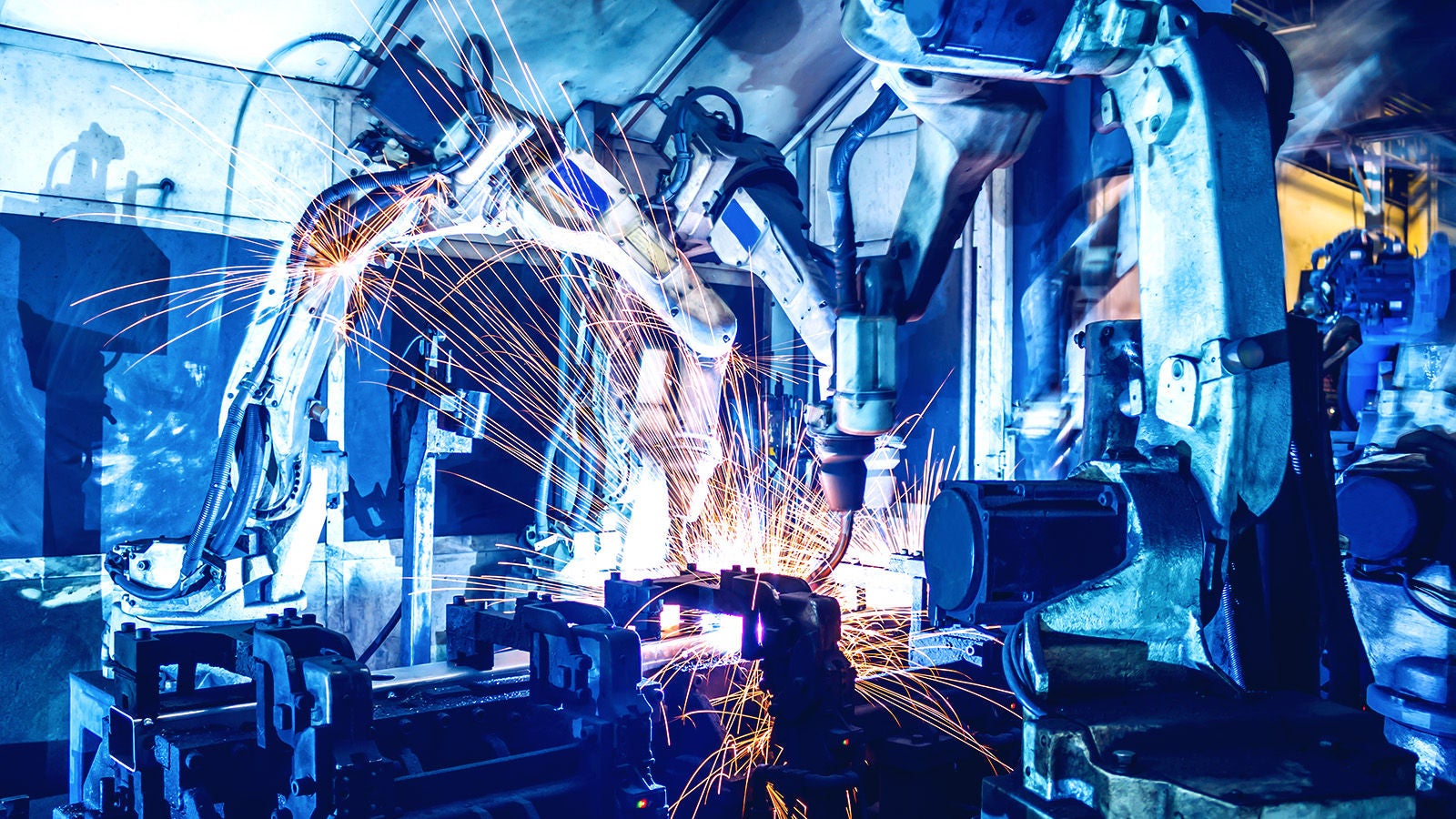 Des robots construisant des voitures dans une usine automobile