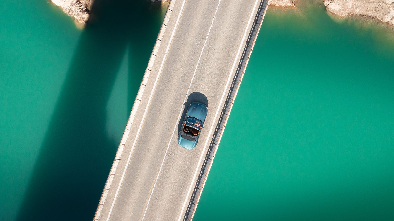 Vue aérienne d’une voiture roulant au-dessus d’un pont