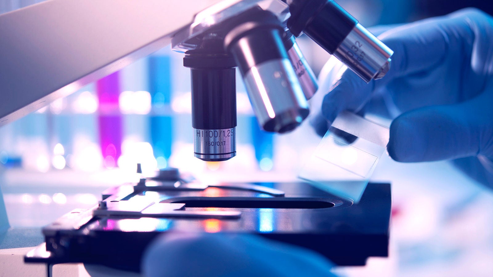 Microscope examinant un échantillon