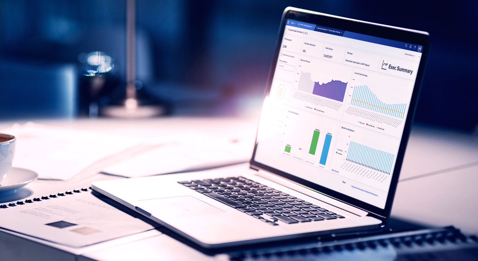グラフィカルな情報が表示されているデスク上のノート パソコン