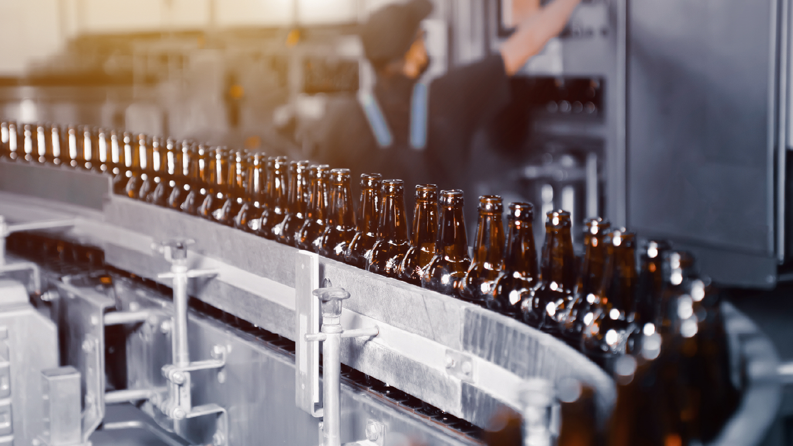 ABInBev Ilustrative image 2 Image of dozens of bottles crowded on a conveyor belt