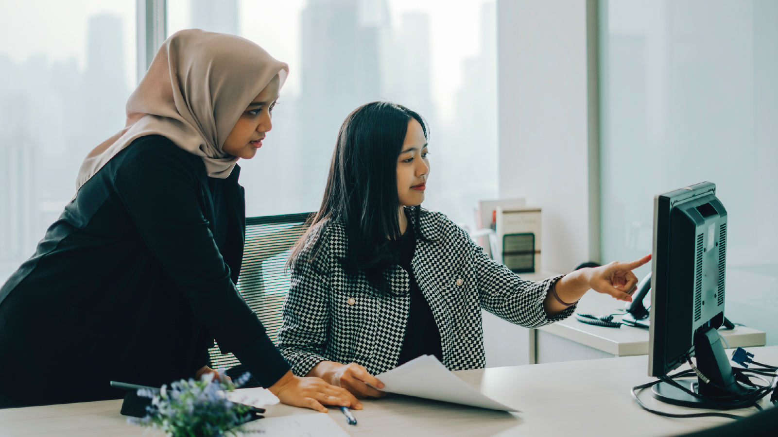 resources_customerStory_AjinomotoIndonesia Two women looking at the same computer screen