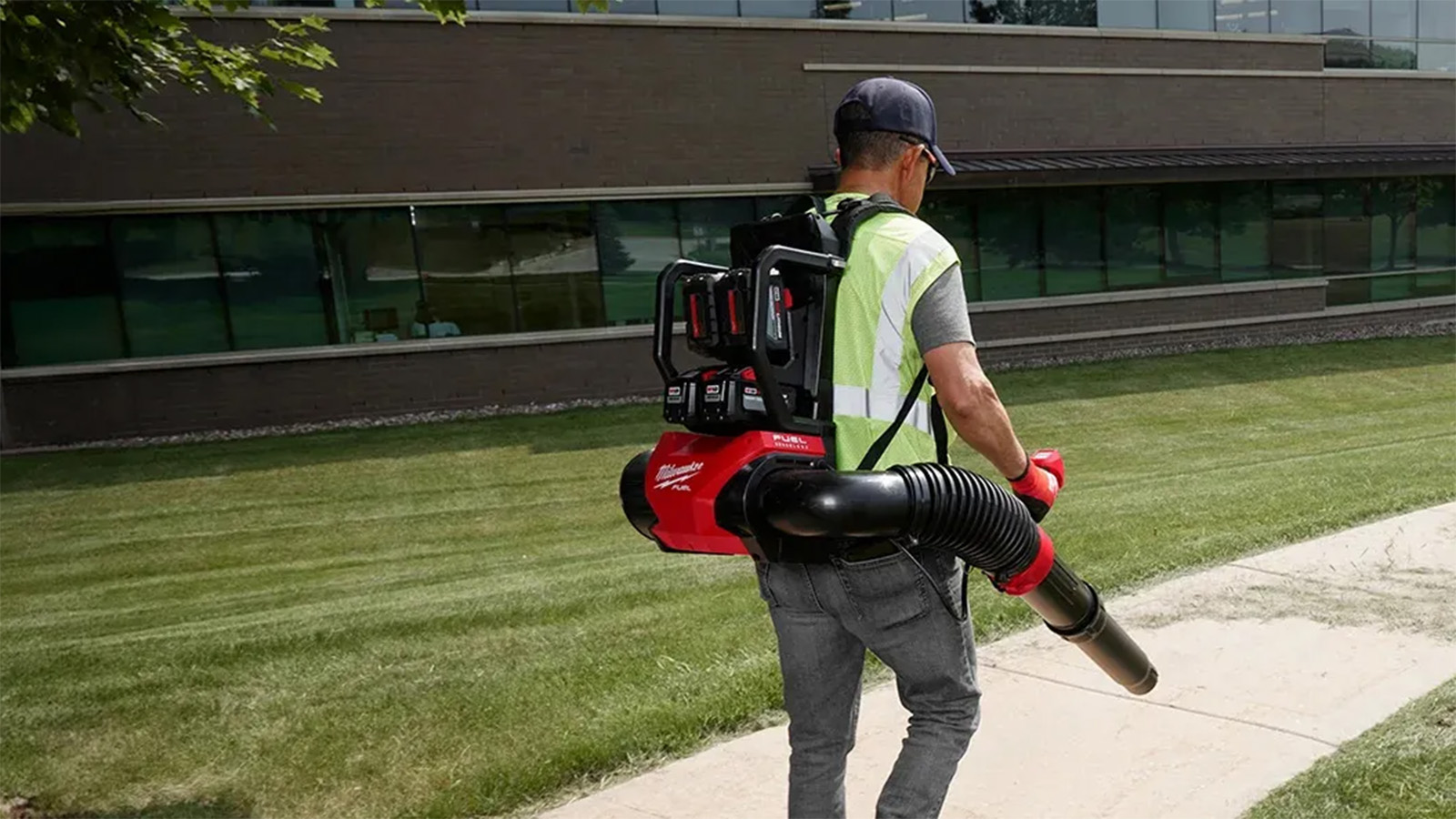 Techtronic ANZ cust story illustrative image 1 Man working with a leaf blower