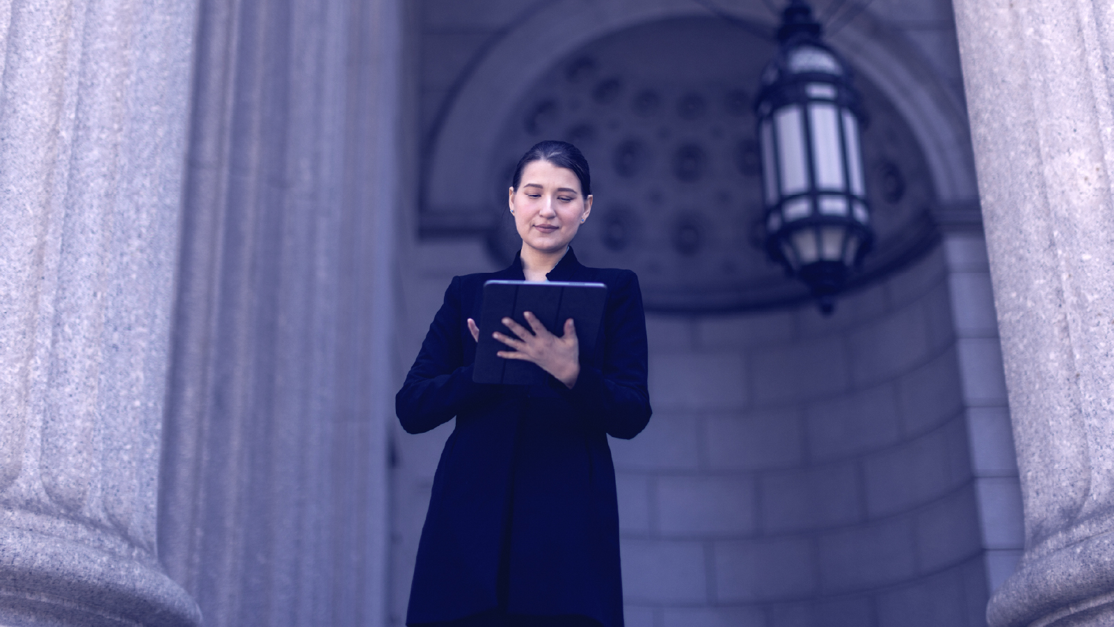 Anaplan_Web_2024_public-sector-government_WORKING Femme qui tient une tablette