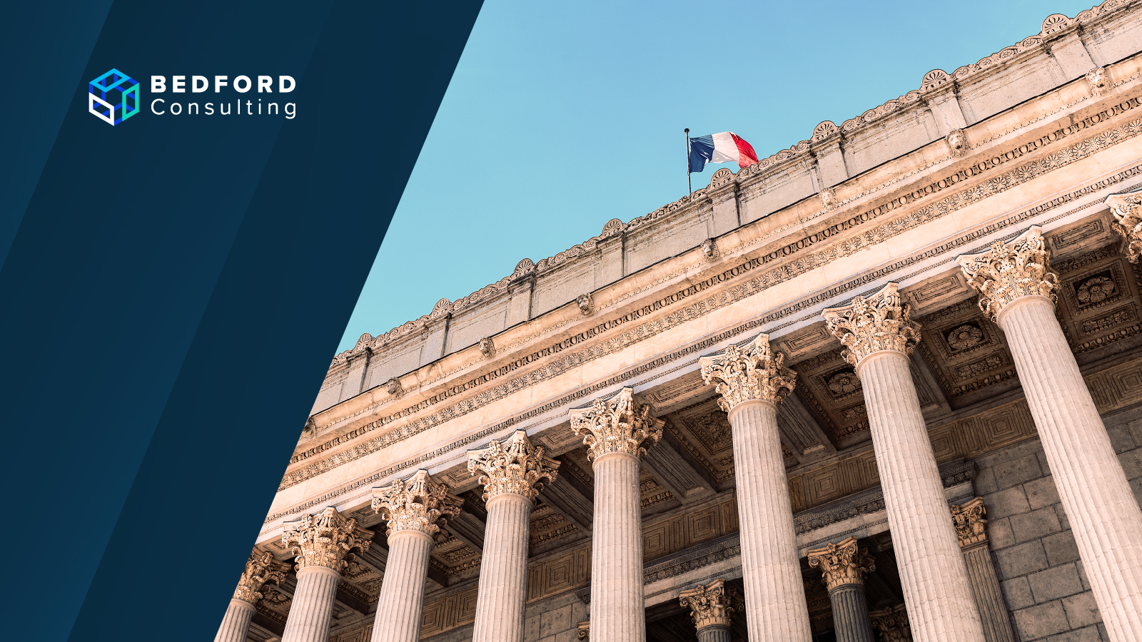 Bâtiment français avec des colonnes classiques surmontées d’un drapeau tricolore, accompagné du logo de Bedford Consulting.