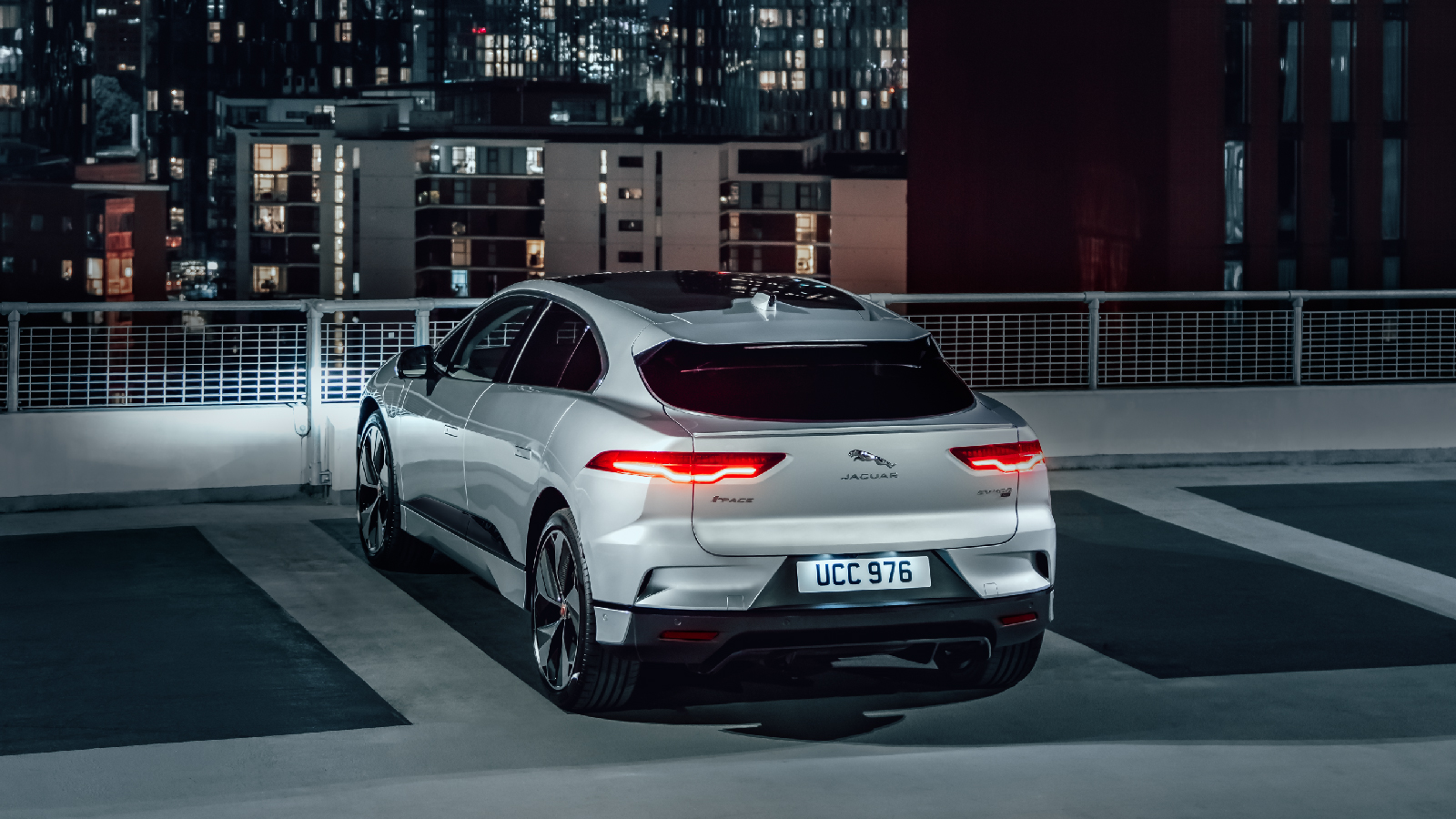 Jaguar Land Rover Customer Story Lifestyle image 1 Auto auf einem Parkplatz