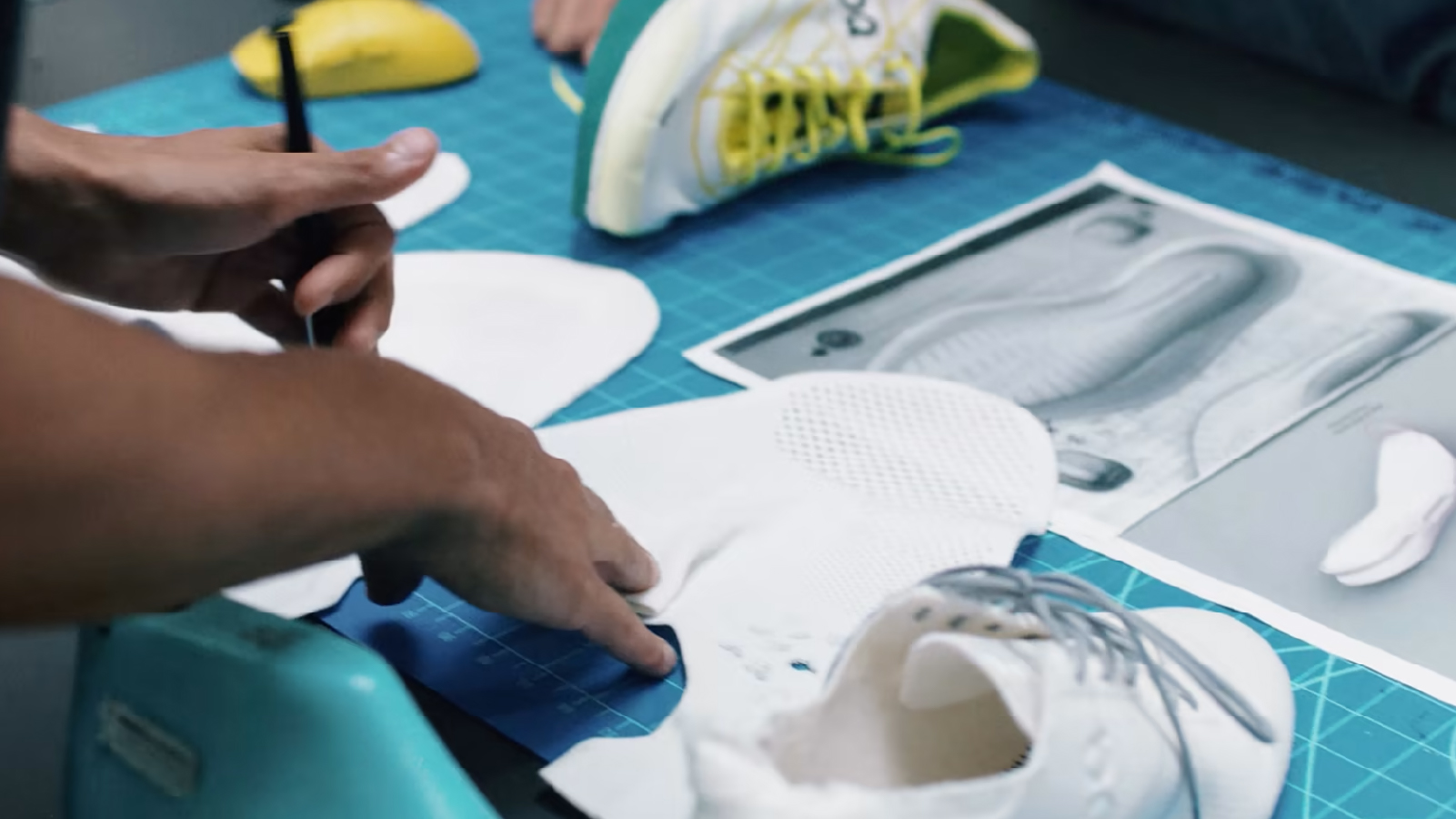 OnRunning Customer Story Office Image Bild einer Person, die einen Schuh entwirft