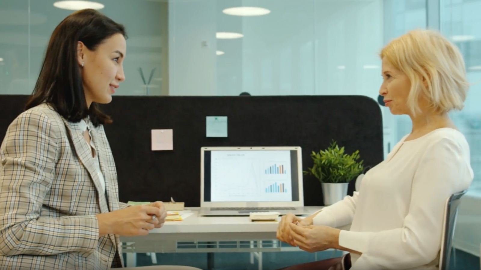 Collègues féminines discutant à un bureau