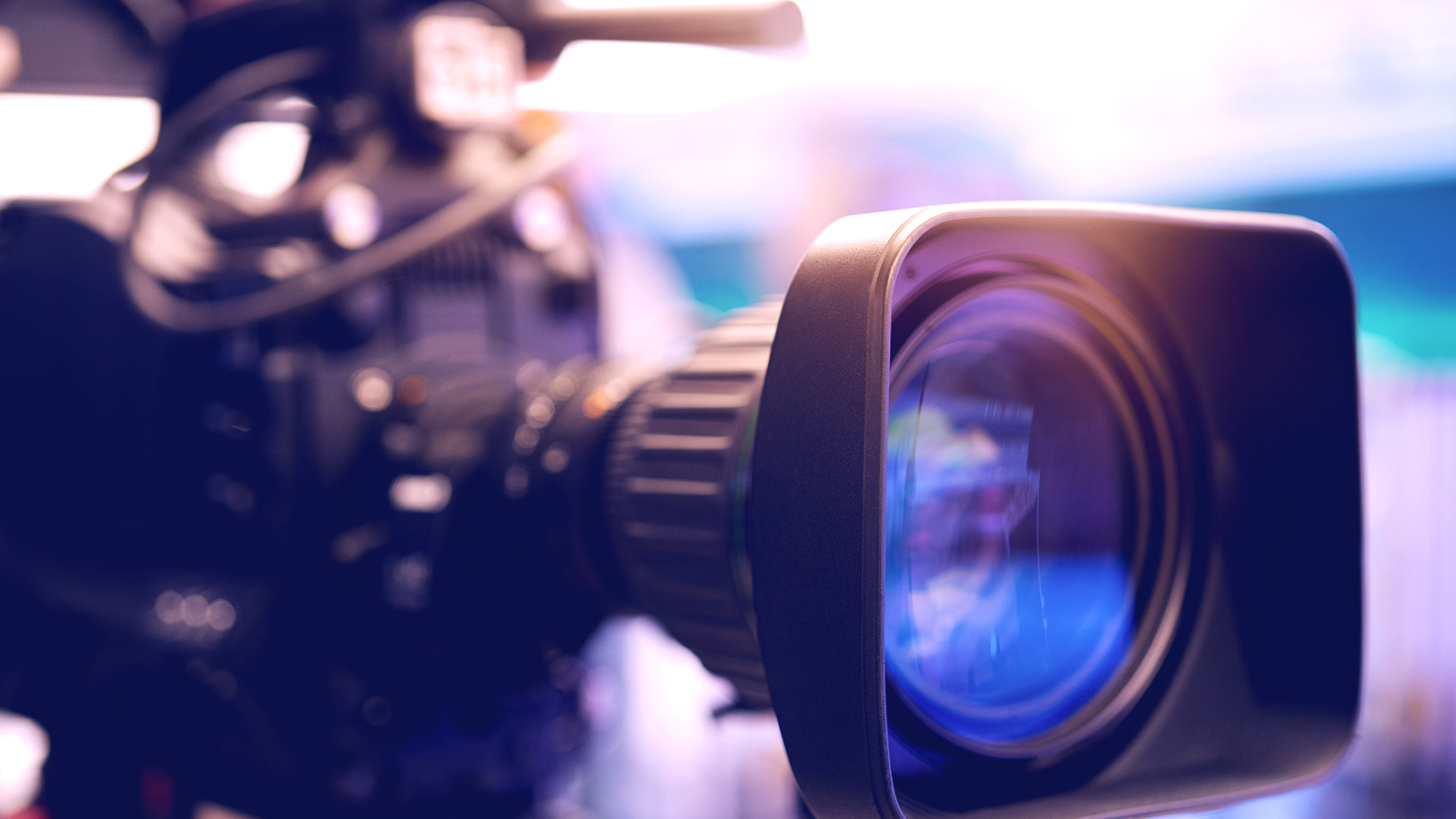 Media Industry Thumbnail Homme travaillant dans une machine/un ordinateur