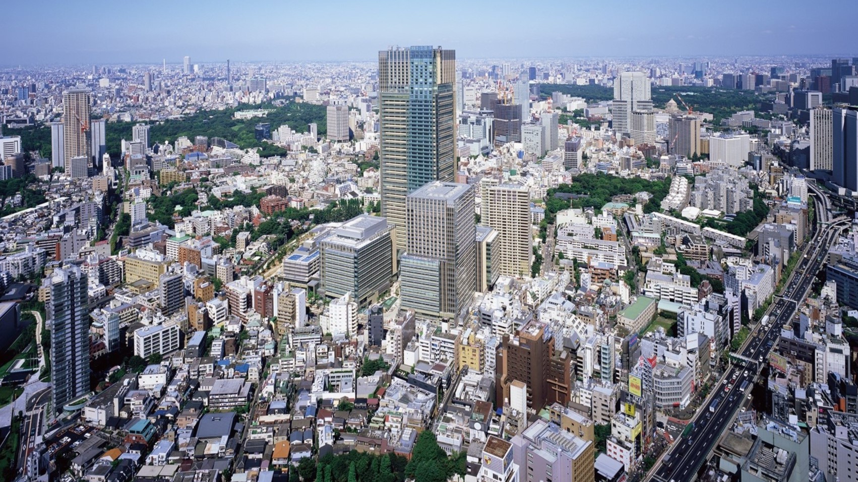 東京都心の高層ビル群を俯瞰した都市風景