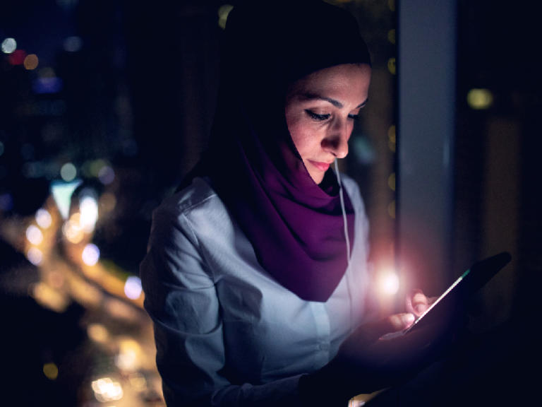 Anaplan_Web_2021_xP&A_Images_Working Woman in hijab using mobile device